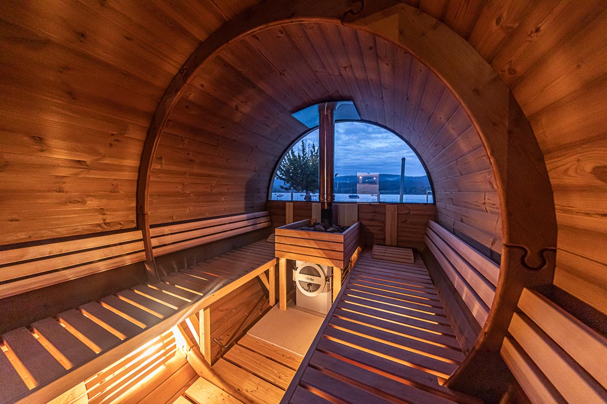 Sauna am See in Uster Fasssauna von Innen am Abend Sauna am See in Uster Fasssauna von Innen am Abend